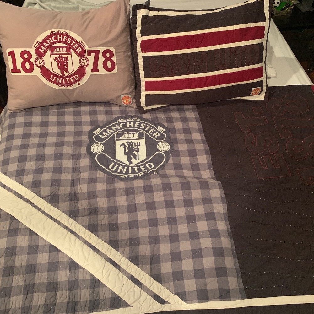 Manchester United Quilt and 2 Shams Full/Queen